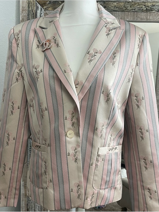 Vintage Jackets & Blazers - Vintage Hunt Club Pink and Cream
Floral Striped Blazer